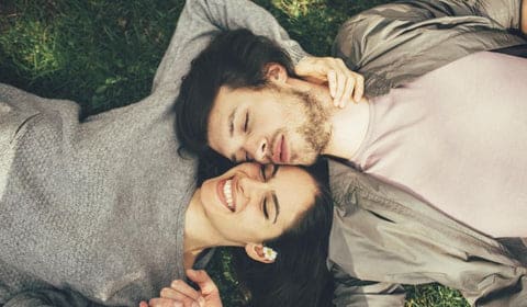 Couple amoureux herbe