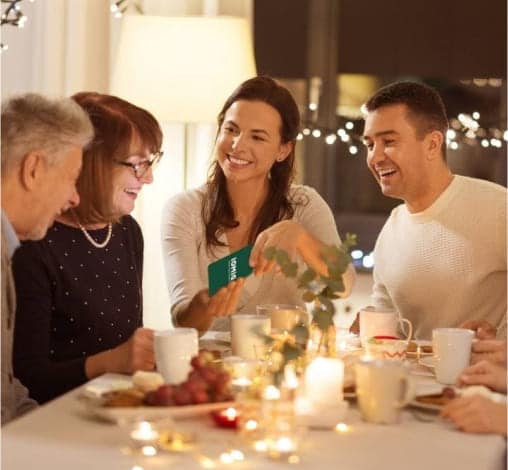 Famille jouant au jeu DIMOI JEUX édition famille