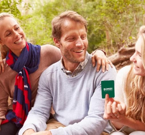 Famille qui joue au jeu dimoi jeux